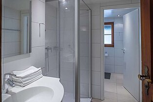 Foto von einem Badezimmer im Hotel Alatsee