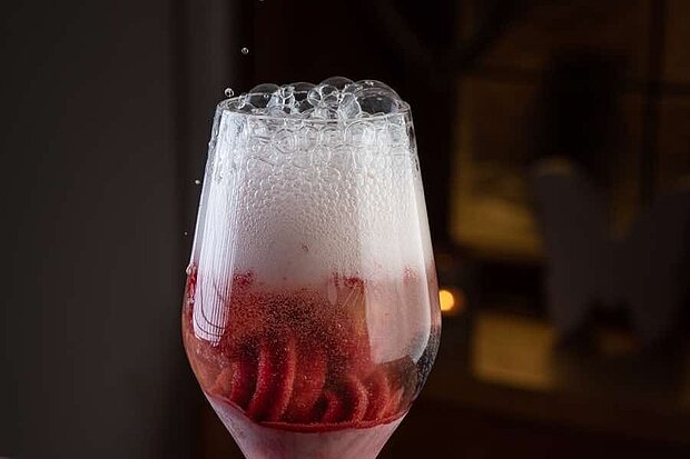 Hausgemachter Aperitif mit Himbeeren im Hotel Restaurant Alatsee Füssen